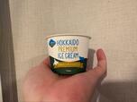 【コストコ ATHENA北海道プレミアムアイスクリーム】カップを手に持つと、HOKKAIDO PREMIUM ICE CREAMの文字が目を引きます◎