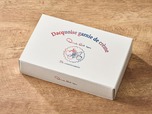 【キル フェ ボン35周年】「35e Anniversaire ダクワーズ6個入り」のパッケージ。創業当時の“手押しスタンプ”から着想を得たデザイン