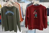 左:Disney長袖クルーネックTシャツKids　右:Disney裏毛スウェットKids