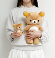 【リラックマ新商品】立てるリラックマぬいぐるみと、立てるリラックマミニぬいぐるみのサイズ感