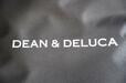 【GLOW8月号付録「DEAN&DELUCA 保冷機能付きデイリーBIGトート」】「DEAN&DELUCA」のロゴ