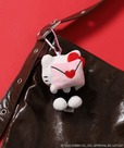 【サンリオ×FREAK'S STORE】“HELLO KITTY”目隠し ぬいぐるみチャーム　¥3,498／手紙で顔を隠した「ハローキティ」チャーム