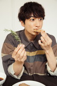 撮影：京介　スタイリング：岡本健太郎　ヘアメイク：MIZUHO☆（vitamins）テーブルコーディネート：Sachi