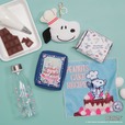 【PEANUTS×Afternoon Tea】リール付きパスケース ¥2,970、ポーチM ¥2,640、クリアボトル ¥2,750、ブック型ポーチ ¥2,420、ミニタオル ¥990／クッキングレシピブックをモチーフにしたポーチなど