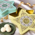 【カルディ「オリジナル クリスマススター缶」各￥770】細かなエンボス加工が施された、煌びやかな星形のクッキー缶