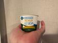 【コストコ ATHENA北海道プレミアムアイスクリーム】カップを手に持つと、HOKKAIDO PREMIUM ICE CREAMの文字が目を引きます◎
