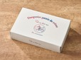 【キル フェ ボン35周年】「35e Anniversaire ダクワーズ6個入り」のパッケージ。創業当時の“手押しスタンプ”から着想を得たデザイン