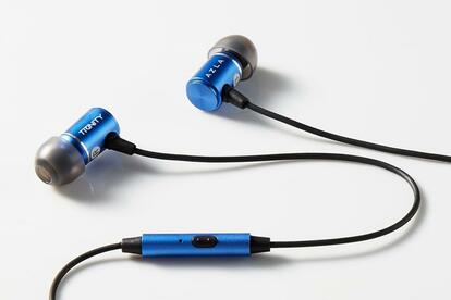 MAMMOTH 有線イヤフォン 青 オーディオマニアが推したい“有線イヤホン”3選。便利で高音質、さらに