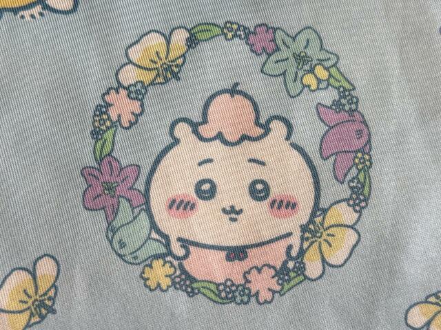 お花の輪っかの中から姿をのぞかせるモチーフも。お花とちいかわの親和性抜群！