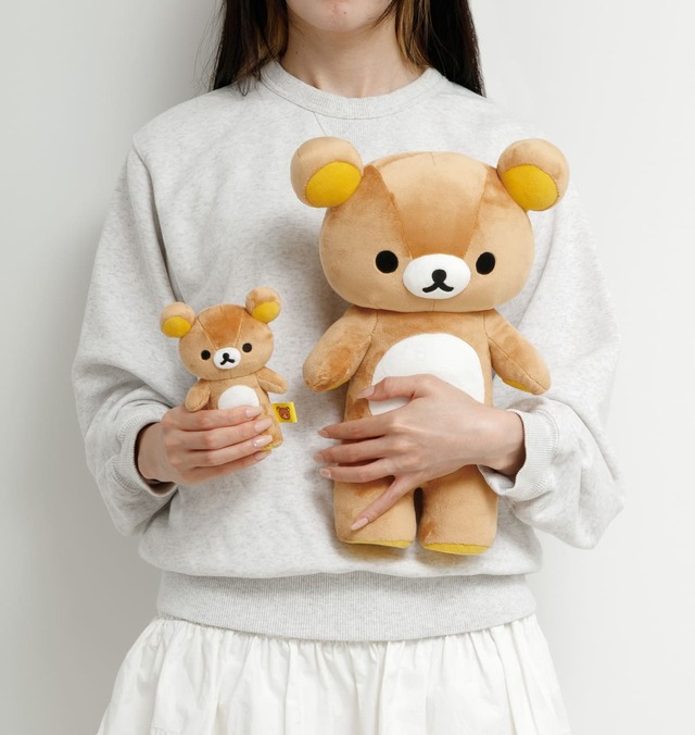 【リラックマ新商品】立てるリラックマぬいぐるみと、立てるリラックマミニぬいぐるみのサイズ感