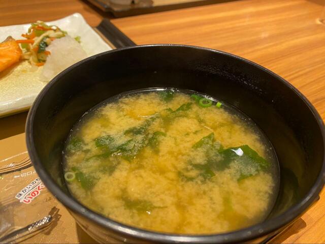 【やよい軒 しゃけの塩焼朝食】熱々で提供されるお味噌汁が嬉しい♪