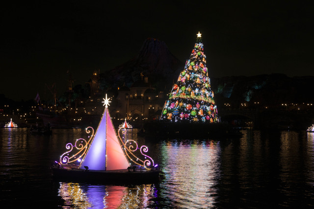メディテレーニアンハーバーに浮かぶクリスマスツリー