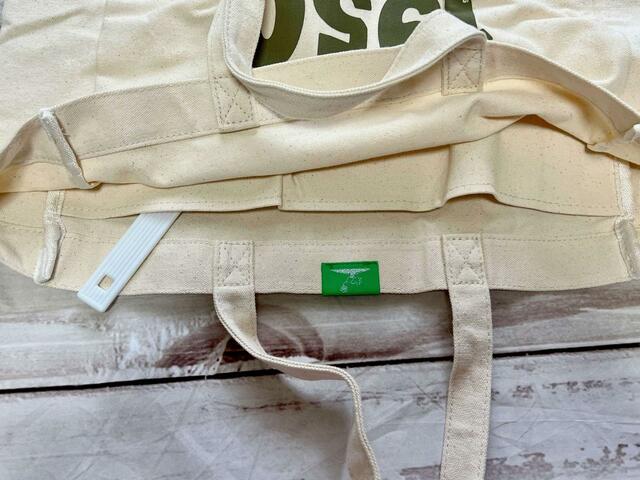 内側のポケットにケースを入れたうちわをイン。持ち手が少し飛び出してしまいます【SNOOPY HOBBY TOTE BAG BOOK：スヌーピーの大容量ボックストート】