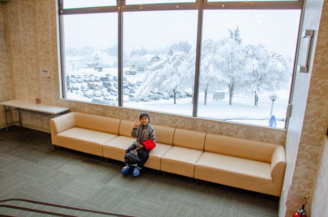 むいか温泉ホテル内の休憩スペース｜ムイカスノーリゾート（子どもモデルのスノーウェア提供：ISBJÖRN） 