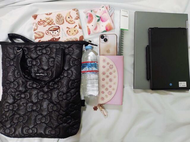 長財布、ペットボトルや13.5インチのノートパソコンも入る