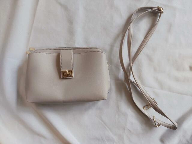 ショルダーストラップ付