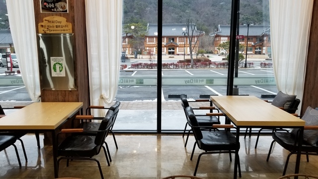 カフェやレストランなど施設のひとつひとつがゆったりしている『ロイヤル ルーム オブ キング』。窓の向こうの韓屋が客室棟