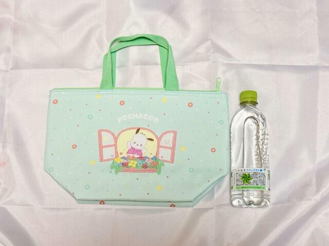 【ファミリーマートオリジナル サンリオキャラクターズ当りくじ】保冷バッグ：5等「保冷バッグ シナモロール」（ポチャッコ）サイズ：（約）縦21×横33×マチ13cm。540mLペットボトルと並べてみました！