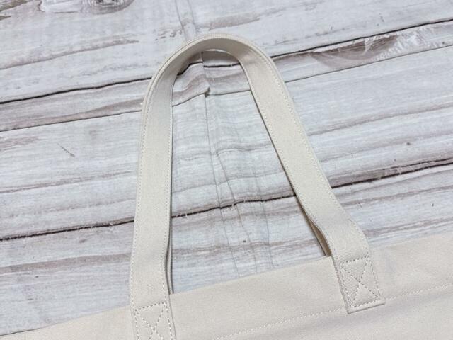 持ち手は長めなので肩がけもラクラク可能!