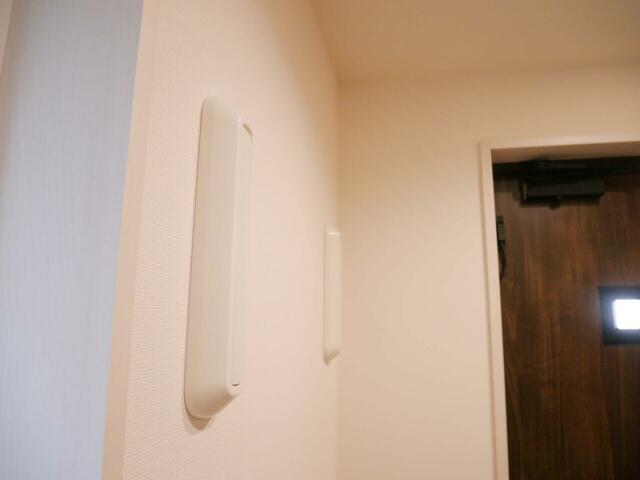 【ベルメゾン】浮かせて干す！ピンで設置できる「壁付け物干しショート」｜畳めば約3.5cmと、かなりコンパクトな奥行きに