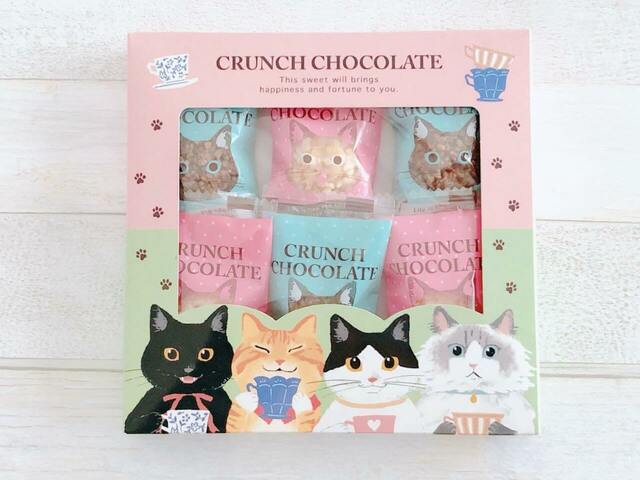 【カルディ】「キャットクランチ 6P」ミルククランチとホワイトクランチが3個ずつ入っています。6個すべて個包装です。