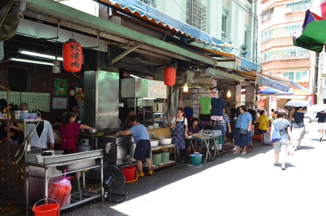 地元の人たちで賑わう市場の一角にある『阿角紅燒肉』。スタッフはみんな気さくなので外国人旅行者でも立ち寄りやすい