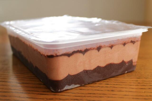 【ロピア　魅惑のチョコムースケーキ　1個　777円】層になったチョコスポンジとムースがきれい！