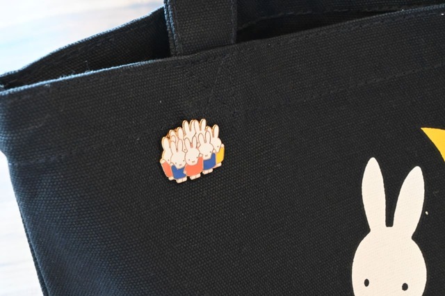 【誕生70周年記念 ミッフィー展/ミッフィー ピンズ ¥880】ランチトートにつけてもかわいいですね!