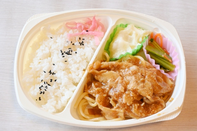 【ライフの冷凍弁当／豚生姜焼き弁当】全体的に味のバランスがよく、気づけばどんどんご飯がすすむお弁当