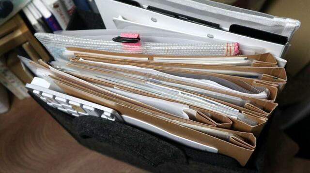 【無印良品 持ち運べるフェルトファイルボックス・ワイド】メッシュポーチやクリアファイル、キーボードを入れても安定するのは、フェルト素材ならではかも！