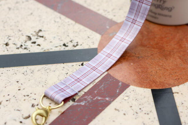 ミニスナックケース 1,300円｜チェック柄のリボンがかわいい