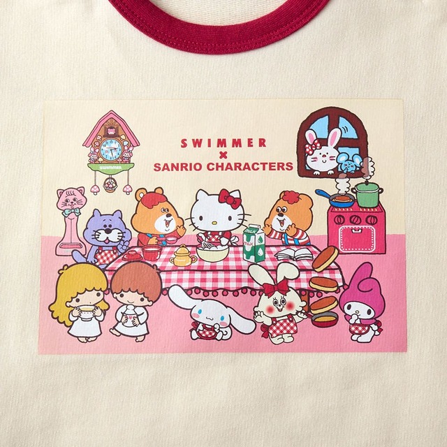 【SWIMMER×サンリオキャラクターズ／チェック袖ミニ裏毛ライトスウェットシャツ】ハローキティ、マイメロディ、シナモロール、リトルツインスターズとスイマーのキャラクターがパンケーキ作り♪（税込2,690円）
