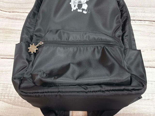 外側にはファスナーポケットが1つついており便利!