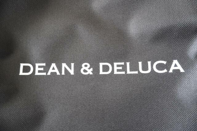 【GLOW8月号付録「DEAN＆DELUCA　保冷機能付きデイリーBIGトート」】「DEAN＆DELUCA」のロゴ