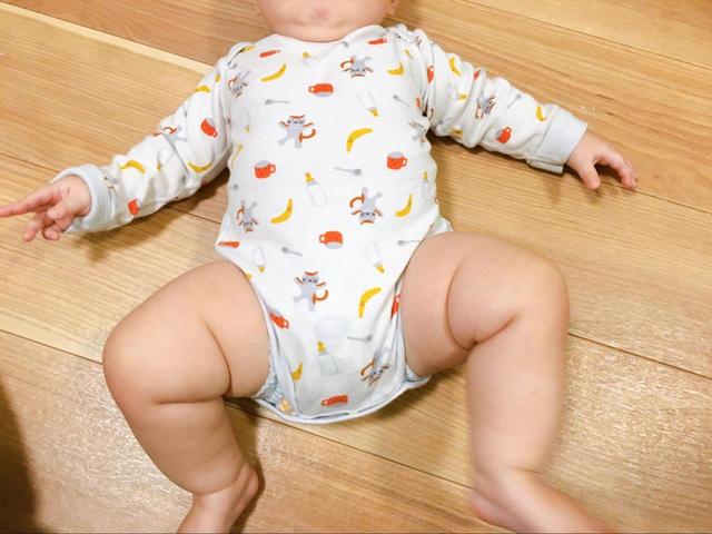 絵本コレクション 2020 秋冬 ボディスーツ がたん ごとん がたん ごとんを着用