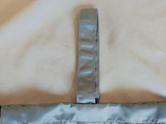 ポーチには、移動の際に便利な持ち手つき