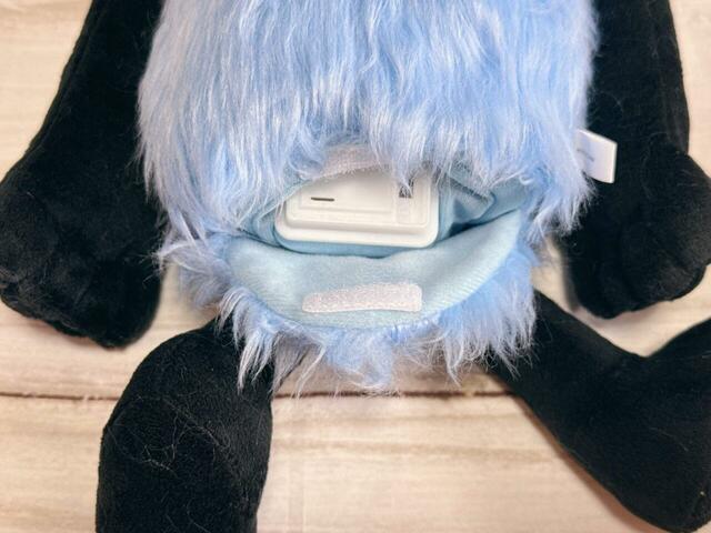 お尻部分のマジックテープを開けると乾電池ケースが出てきて、単4電池を2本入れて使う仕様