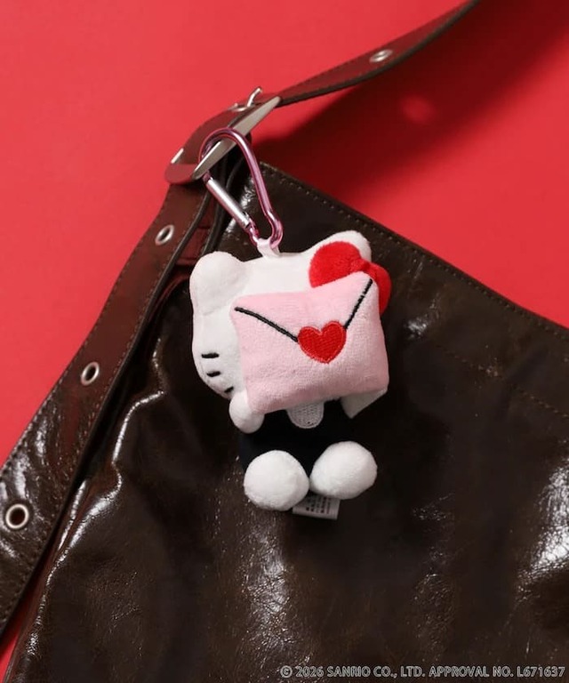 【サンリオ×FREAK'S STORE】“HELLO KITTY”目隠し ぬいぐるみチャーム ¥3,498/手紙で顔を隠した「ハローキティ」チャーム