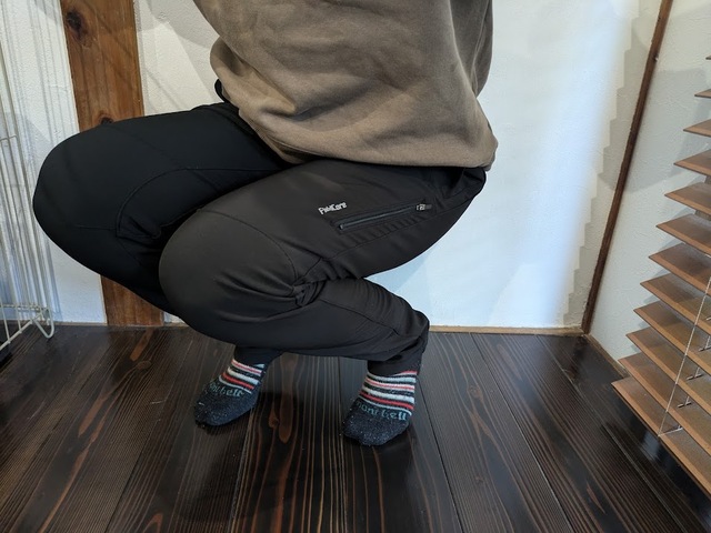 【ワークマン レディースウォームクライミングパンツ】膝の曲げ伸ばしが楽な2WAYストレッチが採用されています