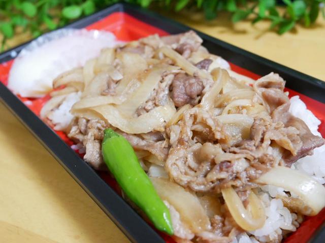 後から卵を絡めて食べるのがおすすめ！／牛すき重　税込430円