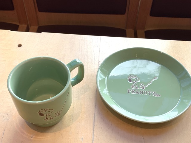 左から「PEANUTS Cafe SMT マグカップ グリーン」（1,980円）、「PEANUTS Cafe SMT プレートS グリーン」（1,980円）