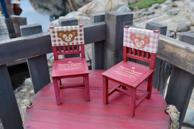 フォトスポットの椅子はケープコッド・クックオフのテラス席のチェアカバーはお揃い!（撮影 / MezzoMiki）