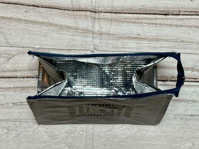 内側は保冷・保温機能がある裏地付き