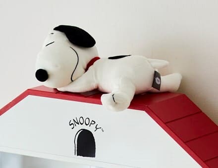 【スヌーピー×ベルメゾン「コレクション収納ラック『スヌーピー』」】屋根の頂点を無くし、ぬいぐるみを配置しやすい形状に