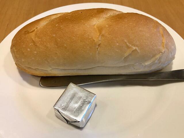 【ガスト　至福のフレンチコース】メインプレートと一緒に主食が運ばれてきます