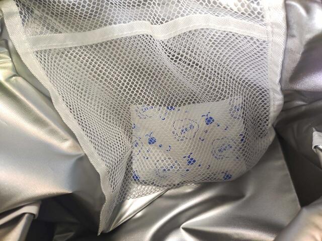 保冷剤を入れられる「メッシュポケット」を完備