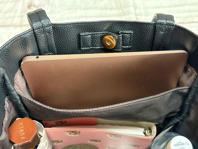 背面側の大きめポケットにノートPCを収納。固定されていい感じです!