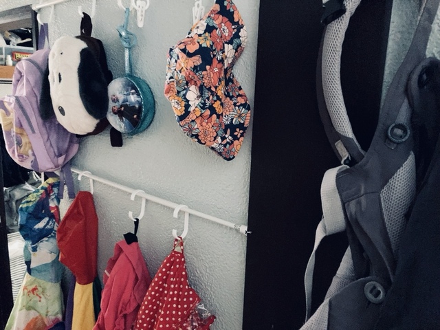 【ダイソー 突っ張り棒収納】カバンの他に、帽子、レインコート、ポータブル扇風機、公園遊びグッズ、折りたたみ傘、サングラス、抱っこ紐なども収納しました