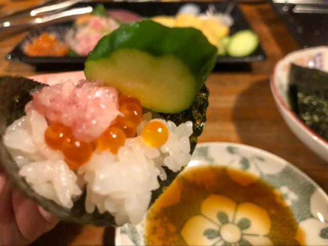 【スシロー 手巻きセット】ネギトロ&いくら巻き。好きなものと好きなものを組み合わせられるのが手巻き寿司の魅力のひとつ