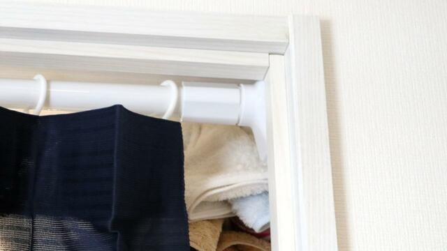 【ニトリ  強力つっぱりポール】長さ調整用にもリングが通らず端にもやや隙間が残る